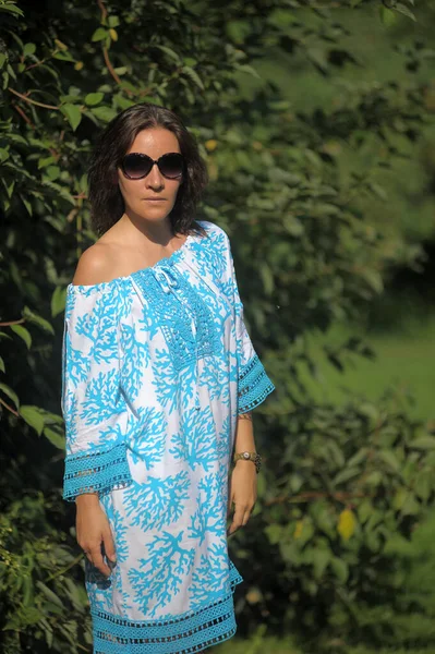 Jovem Mulher Vestido Azul Óculos Sol Verão Parque — Fotografia de Stock