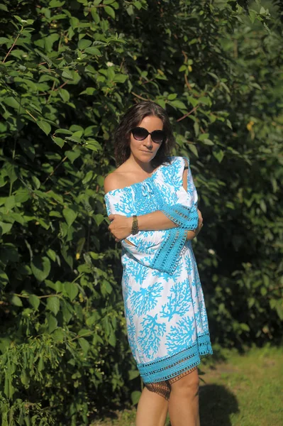 Junge Frau Blauem Kleid Und Sonnenbrille Sommer Park — Stockfoto