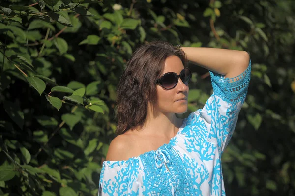 Jovem Mulher Vestido Azul Óculos Sol Verão Parque — Fotografia de Stock