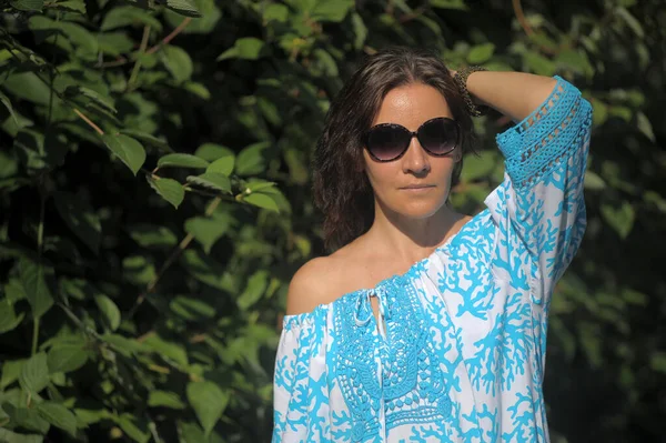 Jovem Mulher Vestido Azul Óculos Sol Verão Parque — Fotografia de Stock