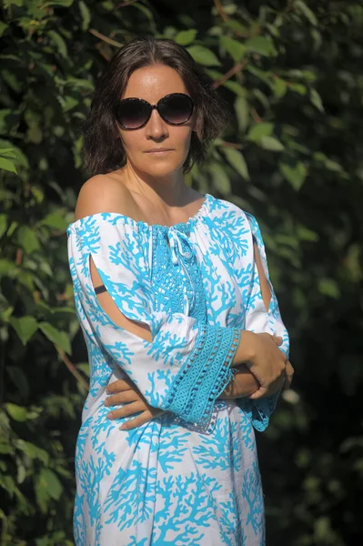 Ung Kvinna Blå Klänning Och Solglasögon Sommaren Parken — Stockfoto