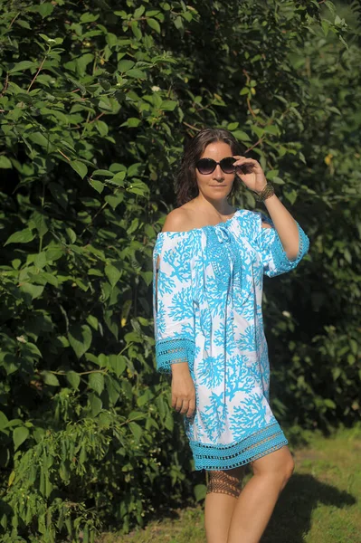 Mladá Žena Modrých Šatech Sluneční Brýle Létě Parku — Stock fotografie