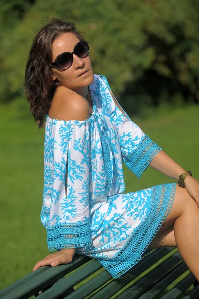 Jovem Mulher Vestido Azul Óculos Sol Verão Parque — Fotografia de Stock