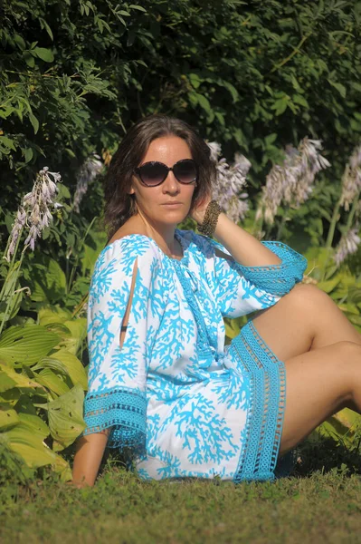 Mujer Joven Vestido Azul Gafas Sol Verano Parque Cerca Del — Foto de Stock