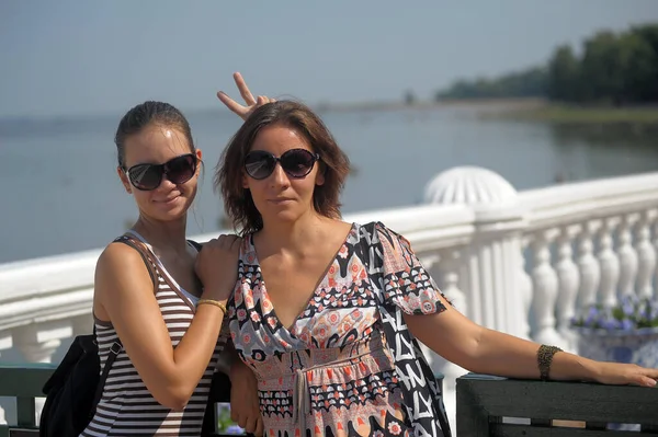 Mamá Con Hija Adolescente Gafas Sol Verano — Foto de Stock