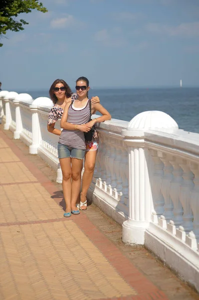 Mãe Com Filha Adolescente Óculos Sol Verão — Fotografia de Stock