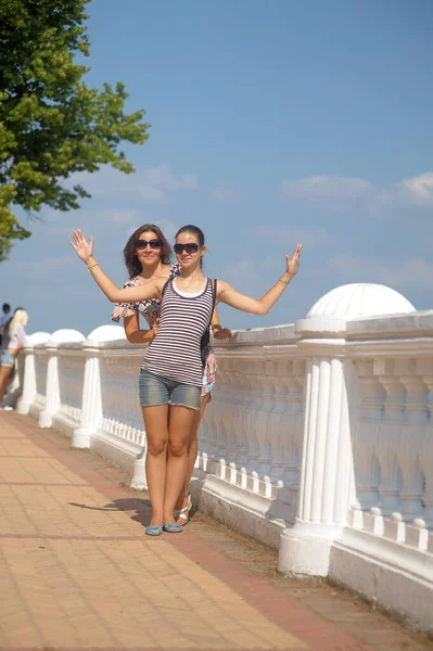 Mamá Con Hija Adolescente Gafas Sol Verano — Foto de Stock