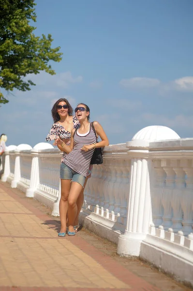 Mãe Com Filha Adolescente Óculos Sol Verão — Fotografia de Stock