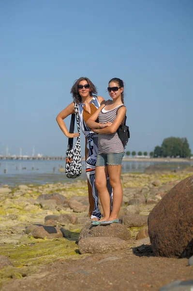 Mãe Com Filha Adolescente Óculos Sol Verão — Fotografia de Stock