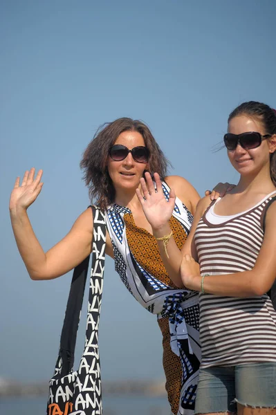 Mãe Com Filha Adolescente Óculos Sol Verão — Fotografia de Stock