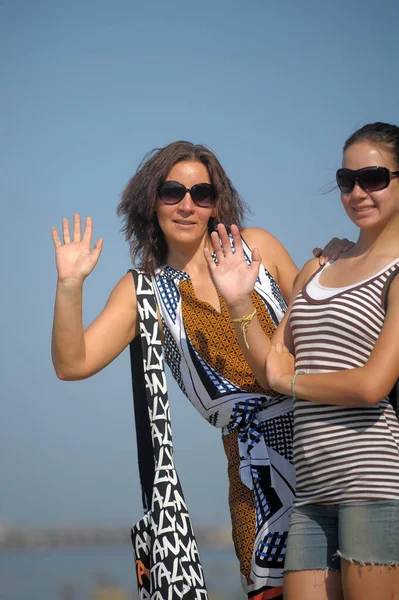 Mamá Con Hija Adolescente Gafas Sol Verano — Foto de Stock