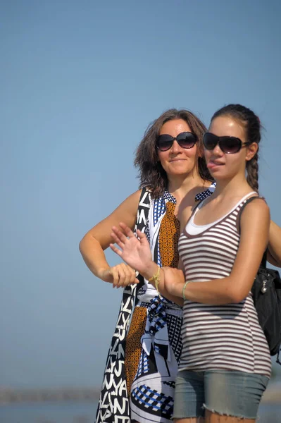 Mãe Com Filha Adolescente Óculos Sol Verão — Fotografia de Stock