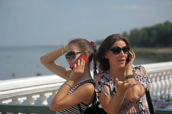 Mãe Com Filha Adolescente Óculos Sol Falando Telefones Celulares Verão — Fotografia de Stock