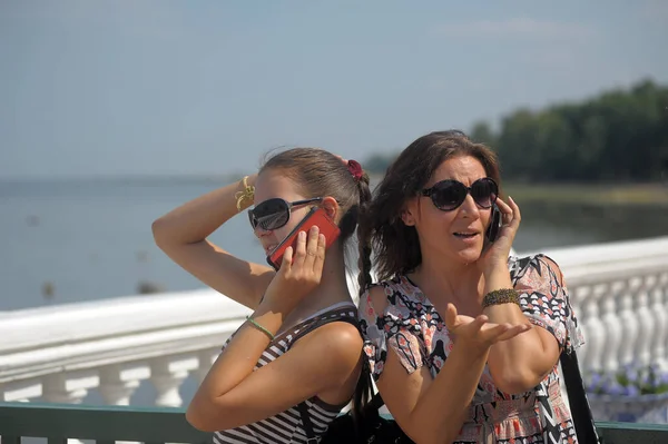 Moeder Met Dochter Tiener Zonnebril Praten Mobiele Telefoons Zomer — Stockfoto