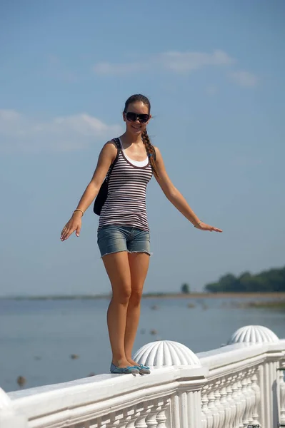 Jovencita Adolescente Verano Una Camiseta Rayas Gafas Sol — Foto de Stock