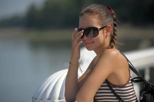 Молодая Девушка Подросток Летом Полосатой Футболке Солнечных Очках — стоковое фото
