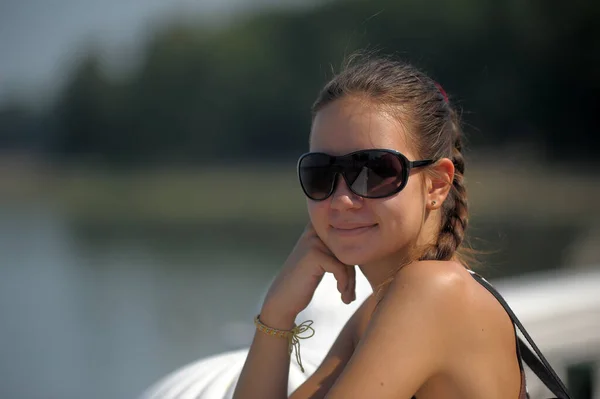 Jovencita Adolescente Verano Una Camiseta Rayas Gafas Sol — Foto de Stock