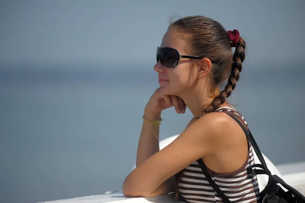 Jovem Adolescente Verão Uma Camiseta Listrada Óculos Sol — Fotografia de Stock