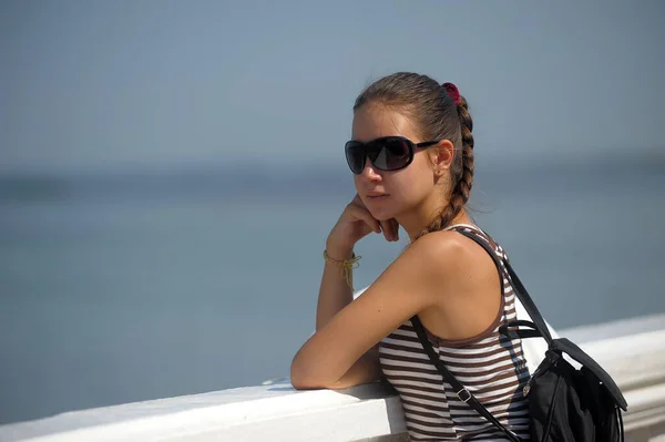 Yazın Çizgili Tişört Güneş Gözlükleriyle Genç Bir Kız — Stok fotoğraf