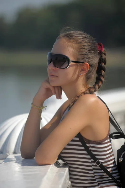 Молода Дівчина Підліток Влітку Смугастій Футболці Сонцезахисних Окулярах — стокове фото
