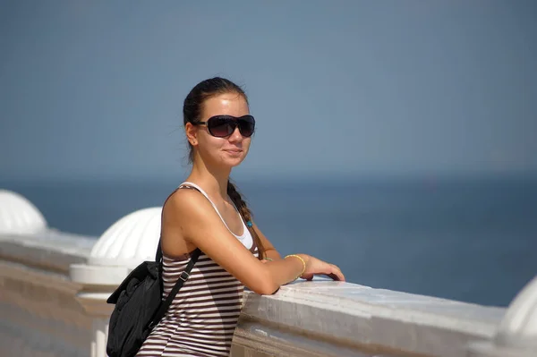 Jong Meisje Tiener Zomer Een Gestreept Shirt Zonnebril — Stockfoto