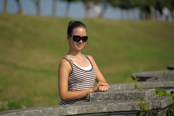 Jovem Adolescente Verão Uma Camiseta Listrada Óculos Sol — Fotografia de Stock