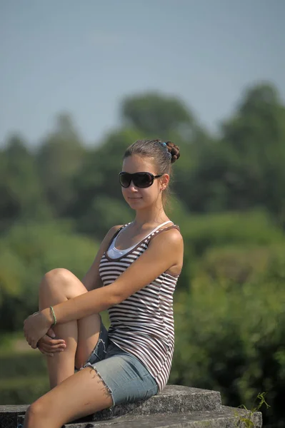 Jovencita Adolescente Verano Una Camiseta Rayas Gafas Sol — Foto de Stock
