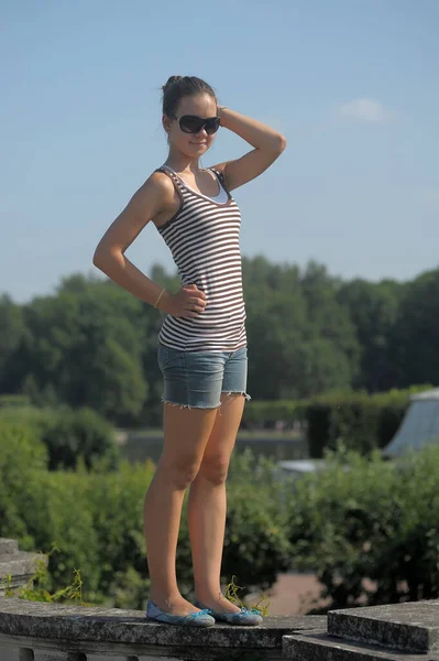 Junges Mädchen Sommer Gestreiftem Shirt Und Sonnenbrille — Stockfoto