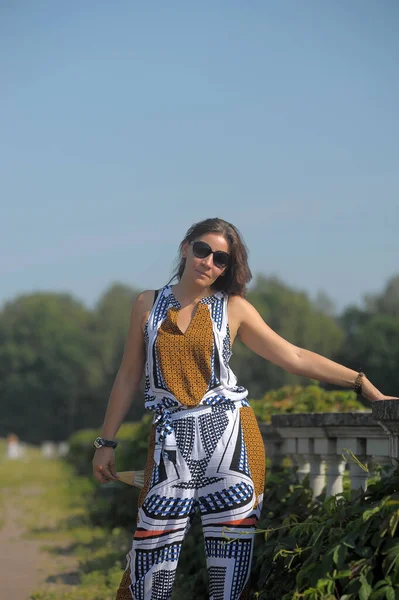 Mujer Morena Verano Parque Gafas Sol Monos Verano — Foto de Stock