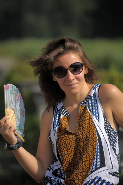 Yazın Parkta Güneş Gözlüklü Tulumlu Esmer Bir Kadın — Stok fotoğraf