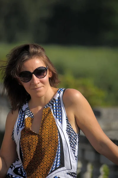 Yazın Parkta Güneş Gözlüklü Tulumlu Esmer Bir Kadın — Stok fotoğraf