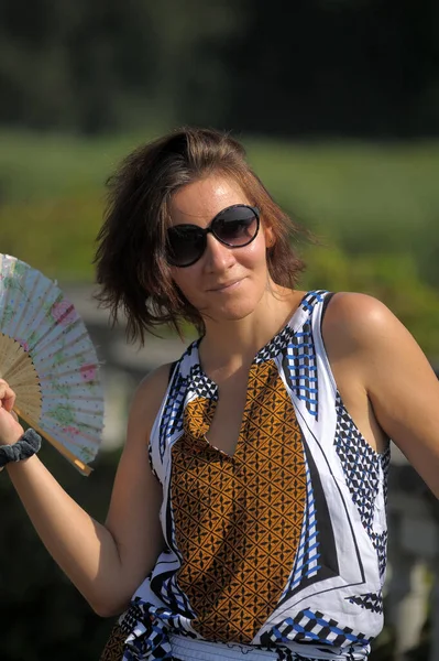 Brunette Femme Été Dans Parc Lunettes Soleil Salopettes Été — Photo