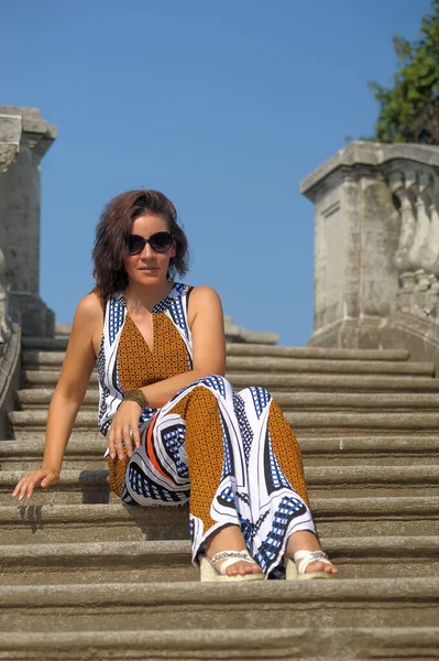 Mulher Morena Verão Parque Com Óculos Sol Senta Degraus Pedra — Fotografia de Stock