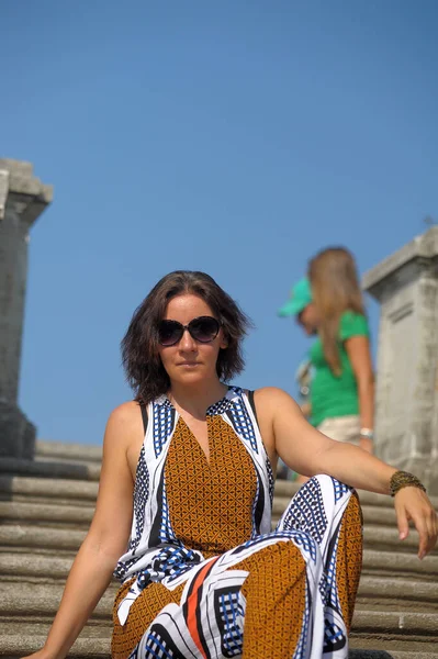 Брюнетка Женщина Летом Парке Солнцезащитными Очками Сидит Каменных Ступенях — стоковое фото
