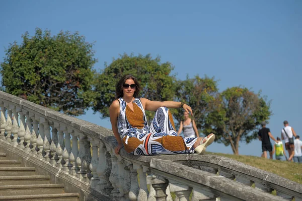 Mulher Morena Verão Parque Com Óculos Sol Senta Degraus Pedra — Fotografia de Stock