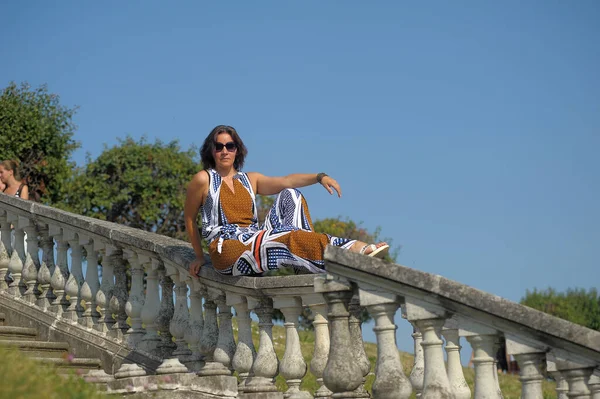 Morena Mujer Verano Parque Con Gafas Sol Sienta Escalones Piedra —  Fotos de Stock