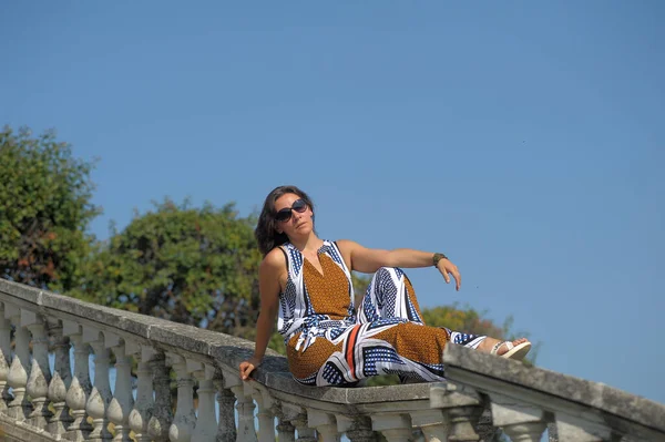 Morena Mujer Verano Parque Con Gafas Sol Sienta Escalones Piedra — Foto de Stock