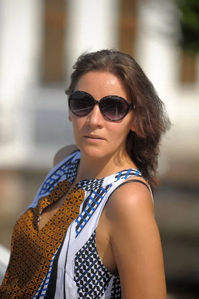 Vacker Brunett Kvinna Sommaren Bär Solglasögon Porträtt — Stockfoto