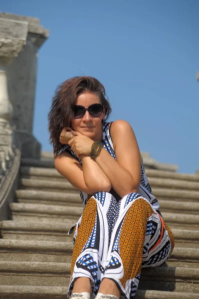 Bonita Mujer Morena Verano Con Gafas Sol Retrato — Foto de Stock