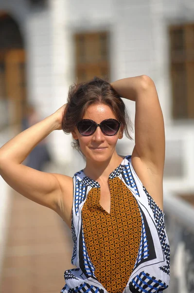 Bonita Mujer Morena Verano Con Gafas Sol Retrato — Foto de Stock