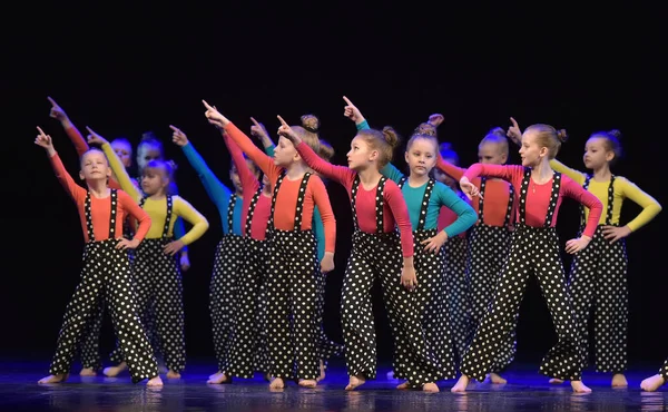 Rosja Sankt Petersburg 2019 Przedstawienie Dziecięcego Zespołu Tanecznego Otwartym Festiwalu — Zdjęcie stockowe