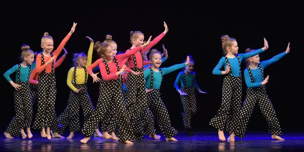 Ρωσία Αγία Πετρούπολη 2019 Παράσταση Συλλογικού Παιδικού Χορού Στο Ανοικτό — Φωτογραφία Αρχείου