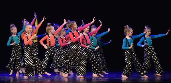Rosja Sankt Petersburg 2019 Przedstawienie Dziecięcego Zespołu Tanecznego Otwartym Festiwalu — Zdjęcie stockowe
