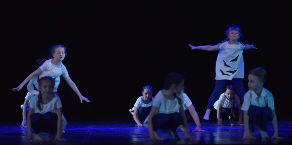 俄罗斯圣彼得堡2019年6月16日在公开创意节 上集体表演儿童舞蹈 — 图库照片