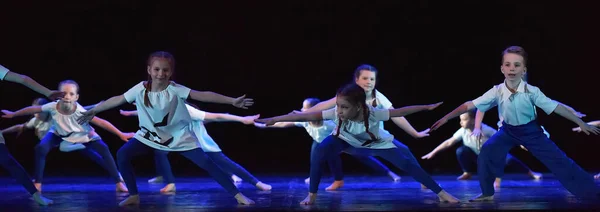 ロシア サンクトペテルブルク16 2019創造性のオープンフェスティバルでの子供のダンスコレクティブのパフォーマンス White Nights — ストック写真