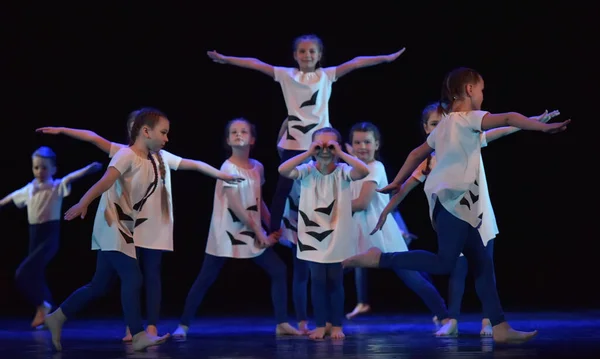 俄罗斯圣彼得堡2019年6月16日在公开创意节 上集体表演儿童舞蹈 — 图库照片