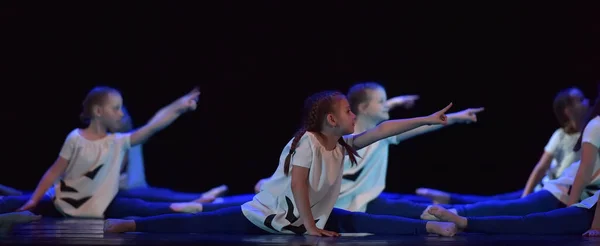 ロシア サンクトペテルブルク16 2019創造性のオープンフェスティバルでの子供のダンスコレクティブのパフォーマンス White Nights — ストック写真