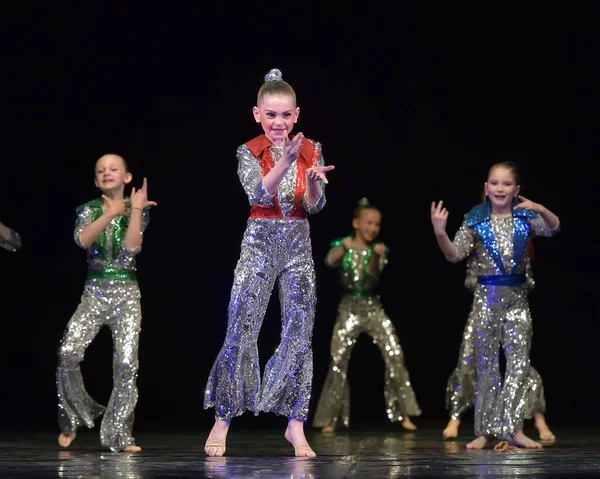 Russia San Pietroburgo 2019 Spettacolo Gruppo Danza Bambini Costumi Luccicanti — Foto Stock