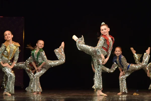 Rusia San Petersburgo 2019 Actuación Grupo Danza Infantil Trajes Brillantes —  Fotos de Stock