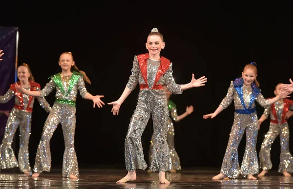 Rosja Sankt Petersburg 2019 Wykonanie Dziecięcej Grupy Tanecznej Lśniących Kostiumach — Zdjęcie stockowe